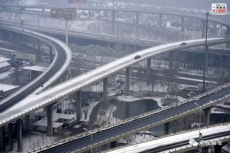 春运高峰遇暴雪，有人被堵高速——极端天气下的挑战与应对