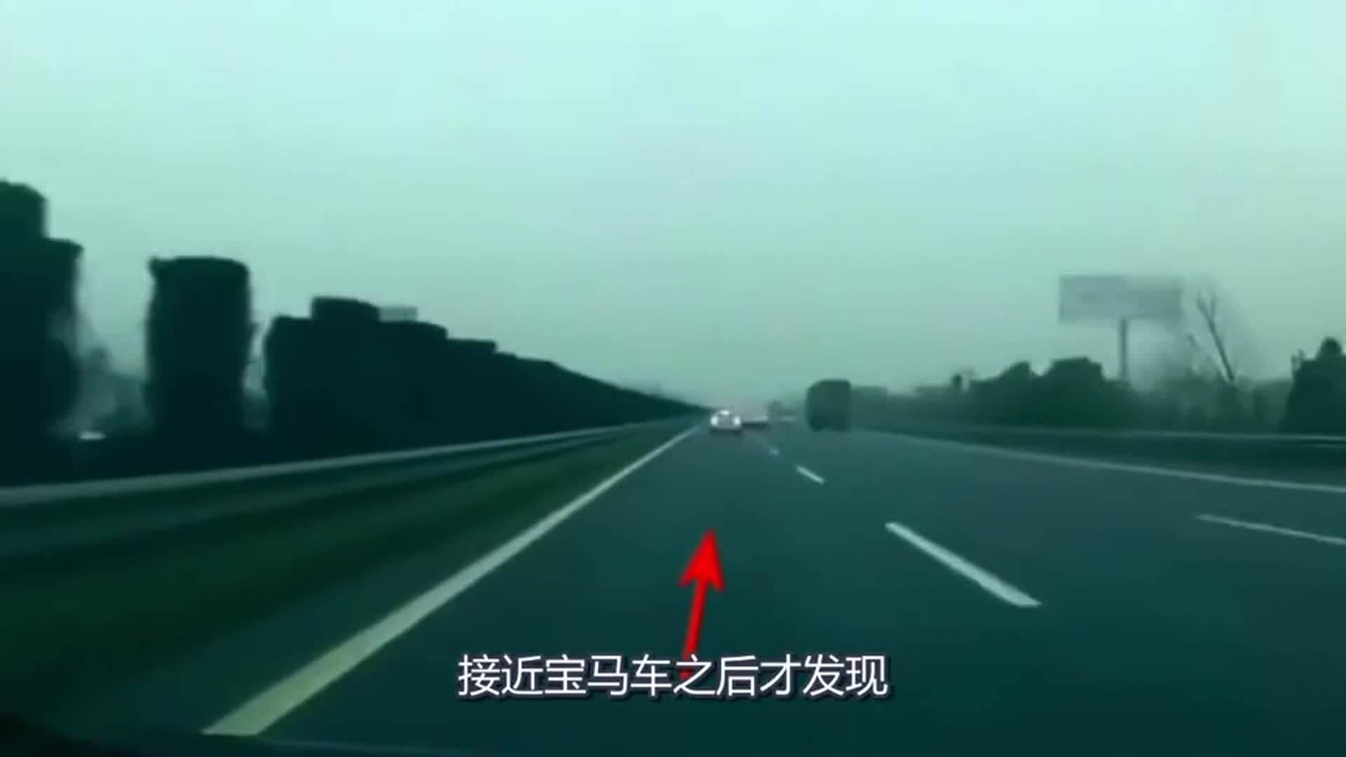 两车高速陪跑，温情告别闪动人心