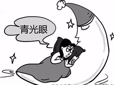 女子爱躺刷手机，双眼近视差达四百度——警惕现代生活中的用眼健康