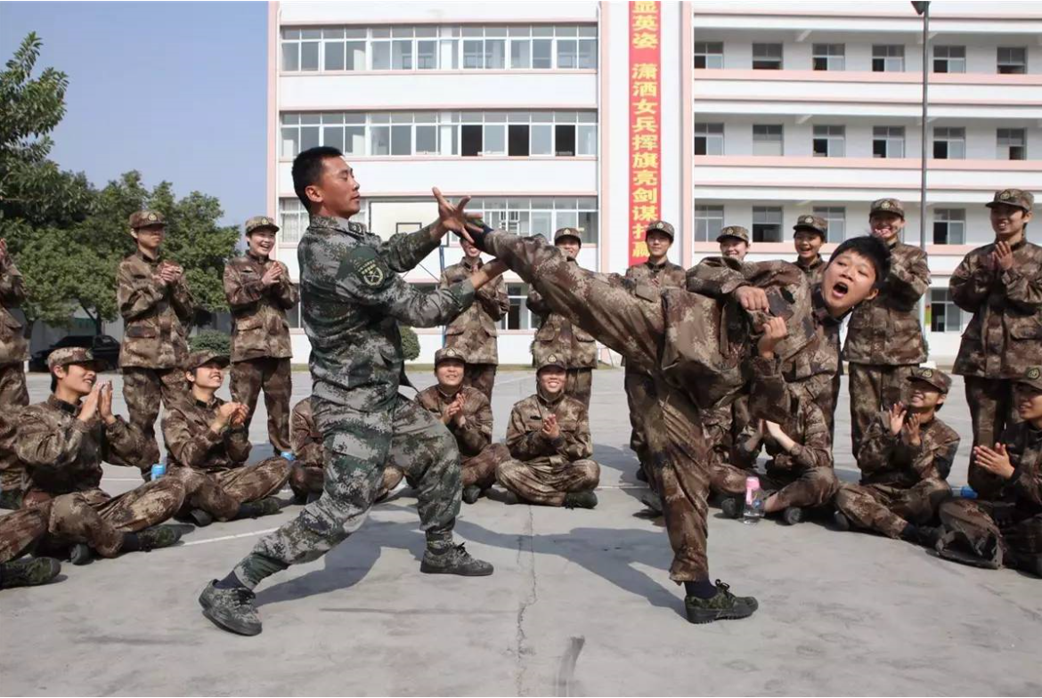 震撼！北京西站惊现最美女兵方阵，她们的选择让无数人泪目！