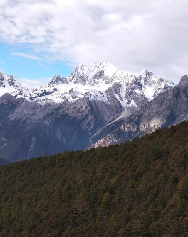 惊魂瞬间！玉龙雪山突发雪崩，游客镜头记录生死一刻，官方紧急回应！