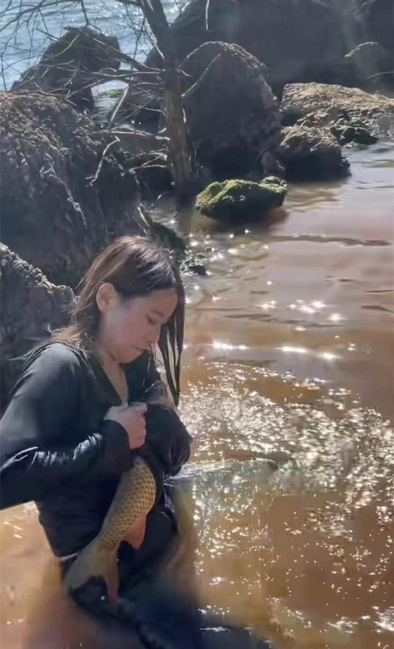 惊险！女生海边徒手抓鱼，竟意外发现神秘生物！