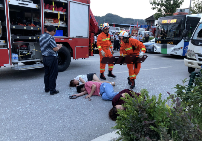 惊魂瞬间！杭州西湖旁女警执勤突遭撞击倒地，肇事者竟做出惊人举动！