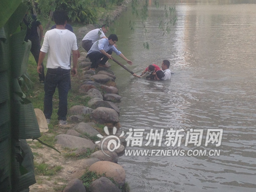 女童掉入黄河溺水 众人接力营救