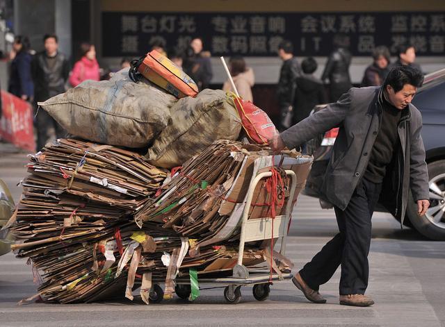 震惊！90后小伙靠收废品月入过万，背后竟藏着这样的秘密！